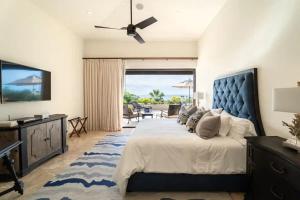 A bed or beds in a room at Phenomenal Oceanview Villa in Puerto Los Cabos