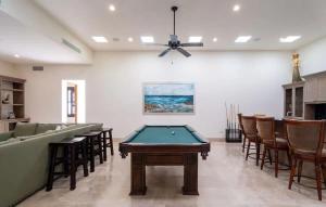 Una mesa de billar en Phenomenal Oceanview Villa in Puerto Los Cabos