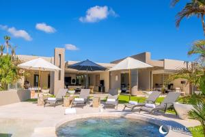 สระว่ายน้ำที่อยู่ใกล้ ๆ หรือใน Luxe Villa with Ocean Views Pool and Hot Tub