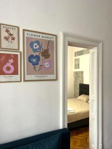 una camera da letto con due quadri sul muro e uno specchio di Tiskara 1897 a Zagabria