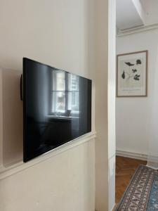 una TV a schermo piatto appesa a una parete di Tiskara 1897 a Zagabria Altre 37 foto