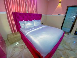 Postel nebo postele na pokoji v ubytování IMSMART Luxury Homes