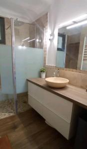 La salle de bains est pourvue d'un lavabo et d'un miroir. dans l'établissement Villa avec piscine, vue panoramique ste victoire, à Simiane-Collongue