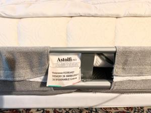 a container of asahiics is sitting on a bed at Maison Danielle: l’oasi di tranquillità a Bologna in Bologna +19 photos