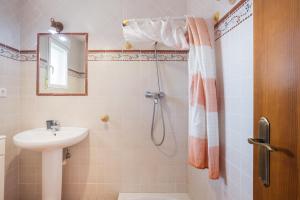 een badkamer met een douche en een wastafel bij Villa Adela in Oliva +27 foto's