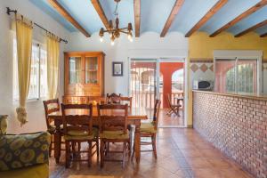 een keuken en eetkamer met een tafel en stoelen bij Villa Adela in Oliva