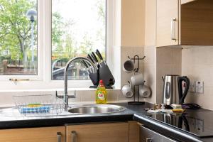 Køkken eller tekøkken på Beautiful House by Station with Private Parking + 10 billeder