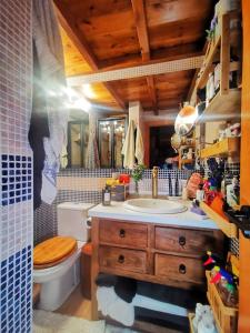 y baño con lavamanos, aseo y lavamanos. en Attico luxury SuiteMálaga, en Málaga