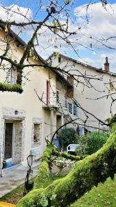 un árbol caído frente a una casa en Appartement d'une chambre avec balcon et wifi a Mesnay, en Mesnay