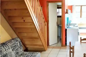una escalera en una cocina con paredes de color naranja en Appartement d'une chambre avec balcon et wifi a Mesnay, en Mesnay