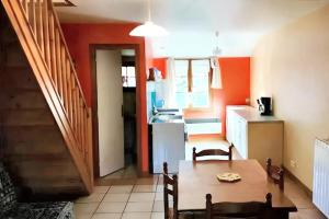 cocina con mesa y cocina con escalera en Appartement d'une chambre avec balcon et wifi a Mesnay, en Mesnay