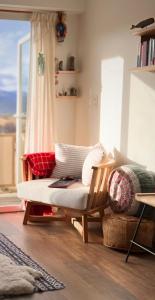 a living room with a couch and a window at Potken - Depto vistas increíbles, cálido y acogedor in Ushuaia
