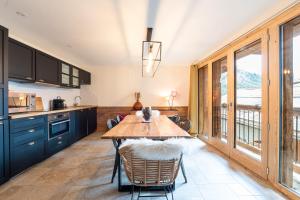 - une cuisine avec une table et des chaises en bois dans l'établissement Lodge Alouette, à Champagny-en-Vanoise