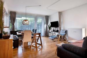 uma sala de estar com uma mesa e uma sala de jantar em Blackforest Perla em Höchenschwand