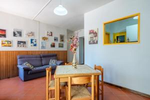 a living room with a table and a couch at Casa dei Pini Pieve a Nievole in Pieve a Nievole