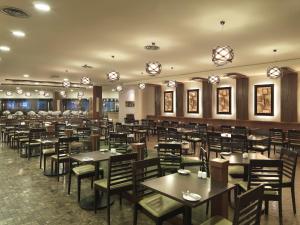سيتيتيل ميد فالي في كوالالمبور: غرفة طعام مليئة بالطاولات والكراسي