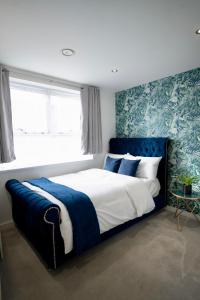 A bed or beds in a room at Luxury 2 Bed Apartment in Town Centre - FREE WIFI!!