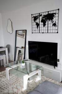 A television and/or entertainment centre at Luxury 2 Bed Apartment in Town Centre - FREE WIFI!!