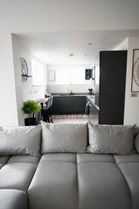 A seating area at Luxury 2 Bed Apartment in Town Centre - FREE WIFI!!