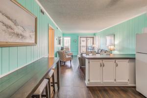 eine Küche mit blauen Wänden und einer Arbeitsplatte in der Unterkunft Beachfront Resort Condo with Pool View and Balcony! in Myrtle Beach