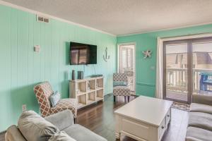 ein Wohnzimmer mit einem Sofa und einem TV in der Unterkunft Beachfront Resort Condo with Pool View and Balcony! in Myrtle Beach