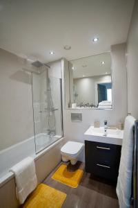 盧頓的住宿－Luxury 2 Bed Apartment in Town Centre - FREE WIFI!!，一间带水槽、淋浴和卫生间的浴室