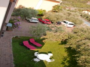 una vista aérea de un patio con sillas y una mesa en Appartamenti Villa Adriana Torbole, en Nago-Torbole