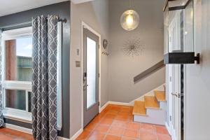 einen Flur mit einer Treppe und einem Fenster in der Unterkunft Ocean Drive Oasis w Hot Tub Awaits in Corpus Christi