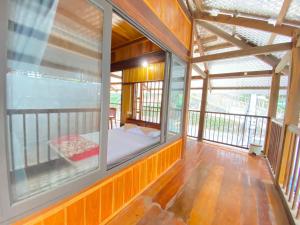 Habitación con cama en el balcón en Duy Tuyen Ba Be Homestay Free BBQ, en Bak Kan