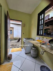 una cocina remodelada con fregadero y ventana en Condomínio Santa Rosa, en Caraguatatuba