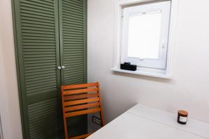 a room with a table and a window and a chair at Ilsehof Tiny-House Mimi 