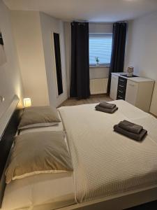ein Schlafzimmer mit einem Bett mit zwei Handtüchern darauf in der Unterkunft Ferienappartement Kassel-Waldau in Kassel