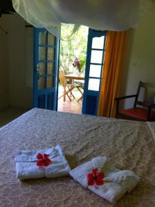 ein Schlafzimmer mit einem Bett mit Handtüchern darauf in der Unterkunft Au Village de Menard in Saint-Louis