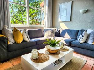 ein Wohnzimmer mit Sofa und Tisch in der Unterkunft San Lameer Villa 1925 by Top Destinations Rentals in Southbroom