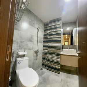 a bathroom with a toilet and a sink at Sunny Homestay The Manor Crown Huế in Thôn Trường Giang