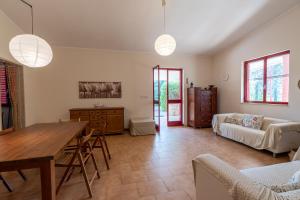 uma sala de estar com uma mesa e um sofá em Villetta OroVerde con Parcheggio e Camino em Castel del Monte
