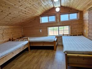 um quarto com 2 camas num chalé de madeira em 나무집 게스트하우스 em Jeju