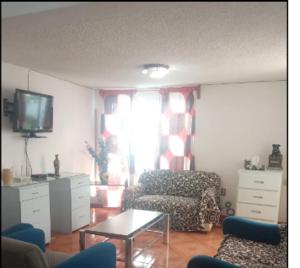 een woonkamer met een bank en een tafel bij Casa Boulevard in Mexico-Stad