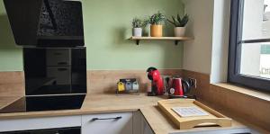 een keuken met een aanrecht met een snijplank bij Tout à pied Dourdan Appartement in Dourdan