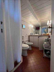 een badkamer met een toilet en een wastafel bij Sperlonga con vista sulle isole in Sperlonga