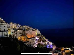 een groep gebouwen op een heuvel 's nachts bij Sperlonga con vista sulle isole in Sperlonga