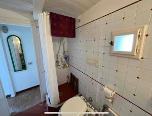 een badkamer met een toilet en een raam bij Sperlonga con vista sulle isole in Sperlonga