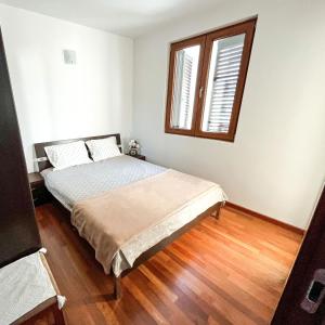 - une chambre avec un lit et une fenêtre dans l'établissement B&O Apartment, à Budva