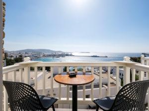 uma mesa numa varanda com vista para o oceano em Yalos Hotel Sunset view Mykonos town private rooms em Míconos