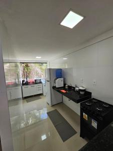 uma cozinha com um fogão e um frigorífico em Vilagem tulum barra grande em Marau