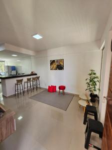 馬勞的住宿－Vilagem tulum barra grande，客厅配有红色椅子和桌子