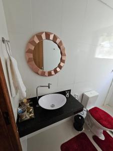 uma casa de banho com um lavatório e um espelho num balcão em Vilagem tulum barra grande em Marau