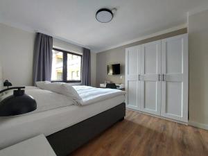 um quarto com uma cama grande e uma janela em Landhuus Dieksee em Malente