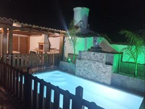 uma piscina num quintal à noite em Chalet con Piscina Privada Ideal para familias em Conil de la Frontera