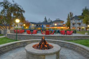 una hoguera en un parque con sillas y mesas en Beach Retreat & Lodge at Tahoe en South Lake Tahoe